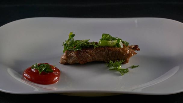 Steak fraîchement cuit sur une assiette blanche - Photo, image