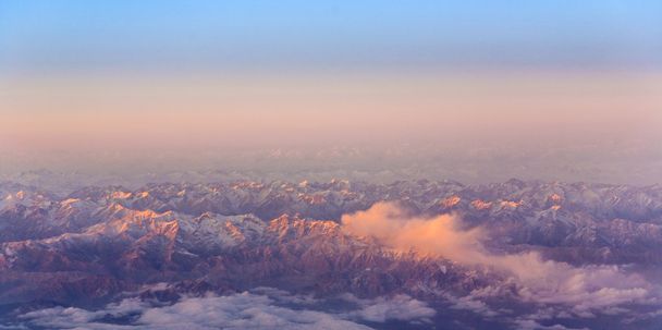 όμορφη θέα από το αεροσκάφος προς τα βουνά από το himalay - Φωτογραφία, εικόνα