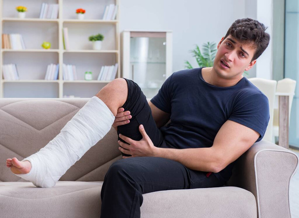 Muž se zlomenou nohou se zotavuje doma - Fotografie, Obrázek