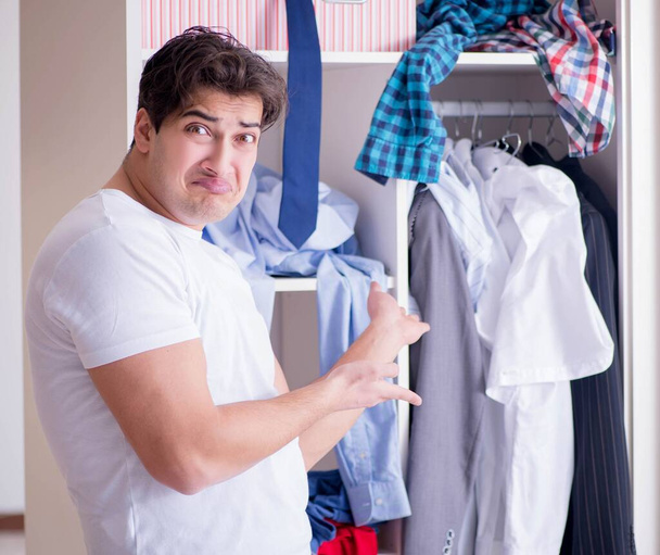 Homme impuissant avec des vêtements sales après s'être séparé de sa femme - Photo, image