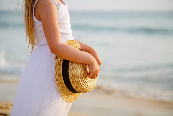 Κοριτσάκι στην αμμώδη παραλία. Καλοκαιρινές διακοπές, ταξίδια και τουρισμός έννοια μετά το τέλος του coronavirus covid-19 κλείδωμα. - Φωτογραφία, εικόνα