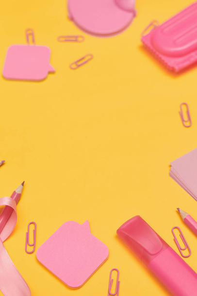 Minimalismus, Back to school concept, rosa Schulmaterialien auf gelbem Hintergrund, flacher Kopierraum - Foto, Bild