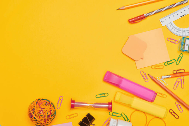 Concept de retour à l'école, fournitures scolaires sur fond jaune, pose plate avec espace de copie - Photo, image