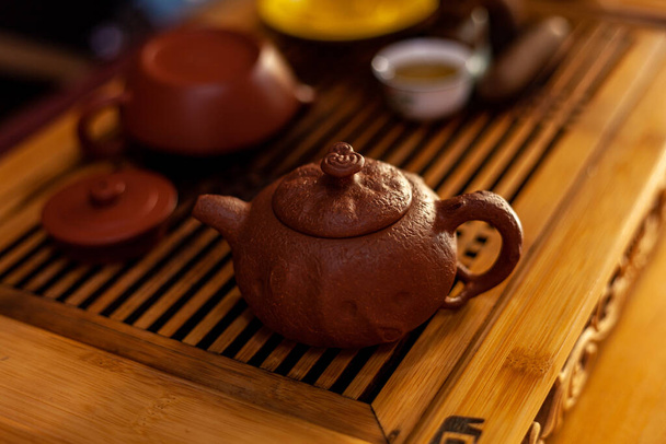 Teeseremonian ominaisuudet. Kiinalaisen teen seremonia. Kiinalaista teetä teekannun chabanilla. Valmistaudun kiinalaisen teen seremoniaan. Pehmeä valikoiva kohdentaminen. - Valokuva, kuva