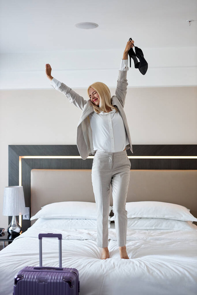 happy woman finally checked into the hotel - Foto, Bild