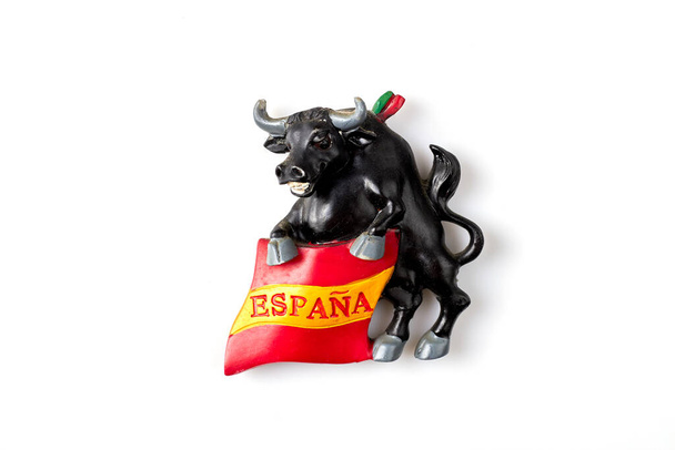 Touristisches Souvenir von Stier mit spanischer Flagge. - Foto, Bild