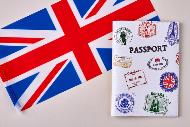 Az Egyesült Királyság lobogója és útlevele. - Fotó, kép