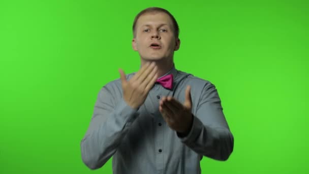 Een man met een open hart die vliegenkusjes stuurt, positieve emoties deelt met iedereen, glimlacht - Video