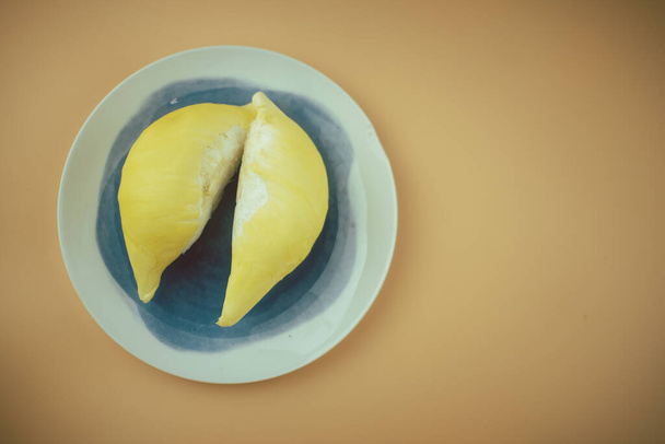 Durian maduro en un plato, Durian es fruta tropical
. - Foto, imagen