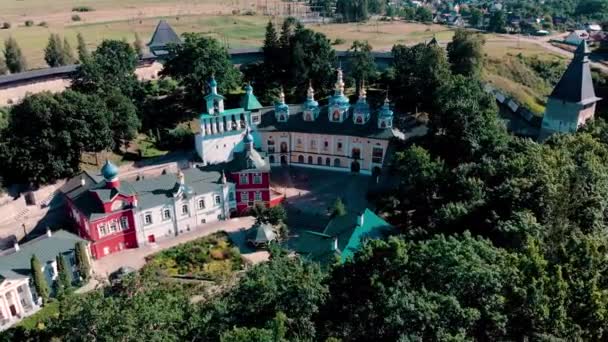 Veduta aerea alle pareti del Monastero di Santa Dormizione Pskovo-Pechersky. Pechory, Russia. - Filmati, video