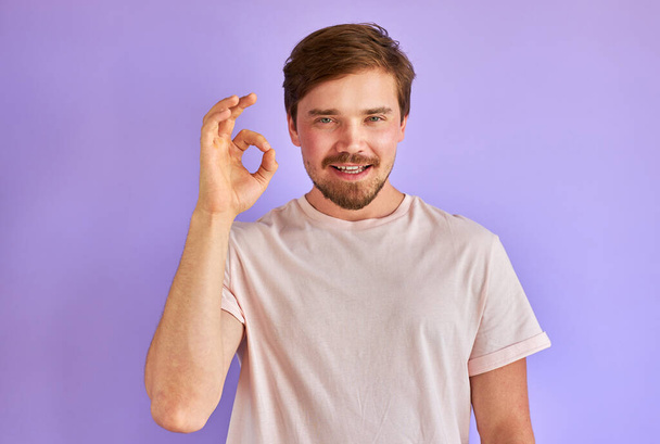 Its OK. man shows ok gesture at camera - Foto, afbeelding