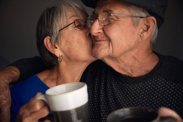 Kahve içerken öpüşen ve gülen mutlu son sınıf çifti. - Fotoğraf, Görsel