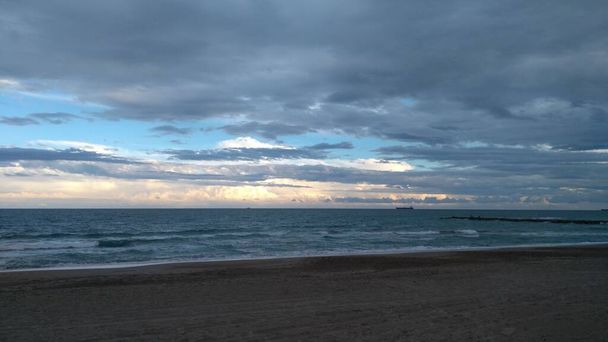 Horizonte nublado azulado preciosa foto de costa de Castellón, España
. - Foto, imagen