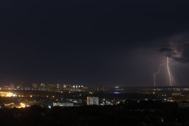 Blitzeinschlag in der Stadt - Foto, Bild