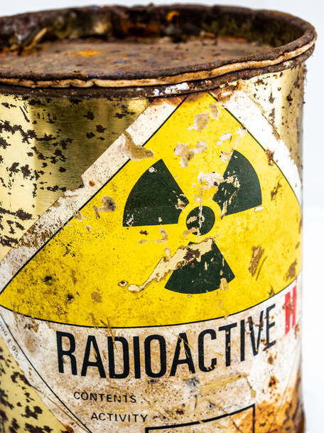 Sinal de aviso de radiação na etiqueta do índice de transporte no recipiente de material radioativo de ferrugem e decaimento, símbolo de perigo de radiação ionizante como fundo
 - Foto, Imagem