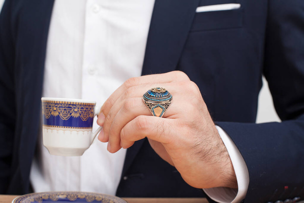 Muž se stříbrnými prsteny na prstech - Fotografie, Obrázek