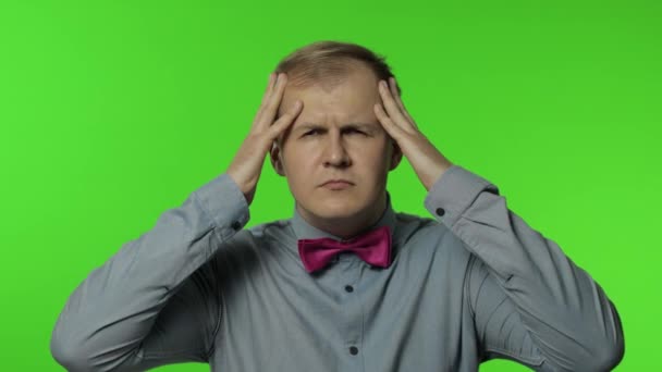 Griepzieke man die zich niet goed voelt, hoofdpijn heeft, hoofd wrijft om pijn, migraine, stress te verlichten - Video