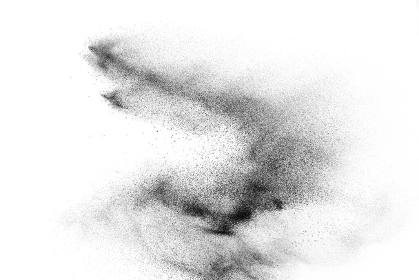 白い背景に黒い粉体爆発。黒い塵粒子が飛び散る. - 写真・画像