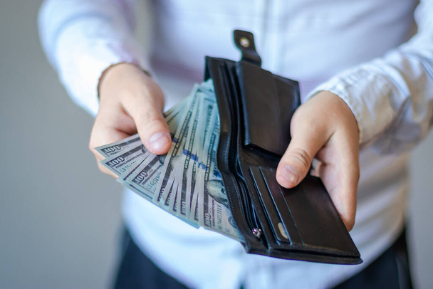 Ο άνθρωπος παίρνει χρήματα από το πορτοφόλι - Φωτογραφία, εικόνα