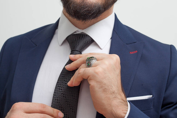 Férfi kéz ezüst gyűrűvel az ujján.. - Fotó, kép