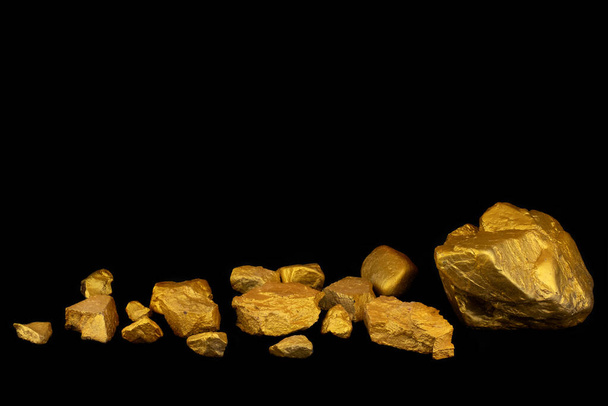 Grupa drogocennego złota nugget na czarnym tle - Zdjęcie, obraz