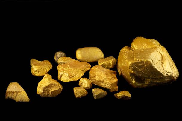 Skupina drahocenné zlato nugget na černém pozadí - Fotografie, Obrázek