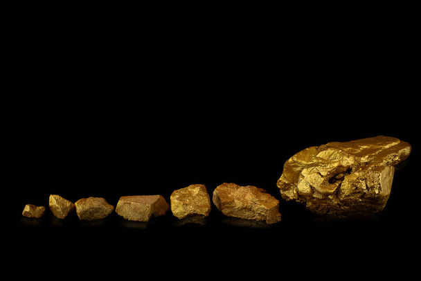 Group of precious gold nugget at black backgroun - Foto, afbeelding