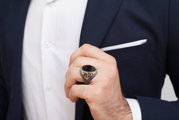 Férfi kéz ezüst gyűrűvel az ujján.. - Fotó, kép