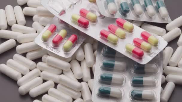 valkoiset lääketieteelliset pillerit pyörivät lähikuva. Pillereitä ja huumeita. Farmaseuttinen teollisuus. Lääkkeen käsite - Materiaali, video