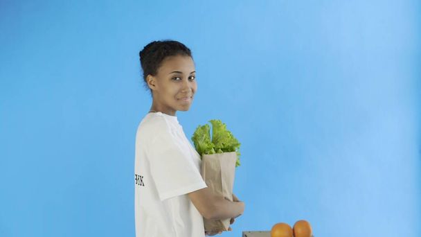 Mujer feliz bolsa de papel de carga con verduras y frutas orgánicas saludables
 - Foto, Imagen
