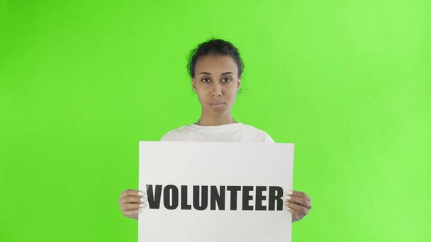 Afro-americká dívka aktivista s dobrovolník plakát na chroma klíčovém pozadí - Fotografie, Obrázek