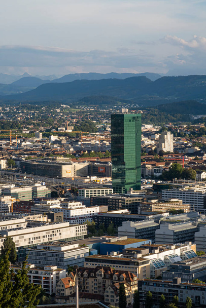 Zürich, Svájc - 2020. július 26.: A várost nézve kiemelkedik a zöld Prime Tower - Zürich legmagasabb és Svájc második legnagyobb épülete.. - Fotó, kép