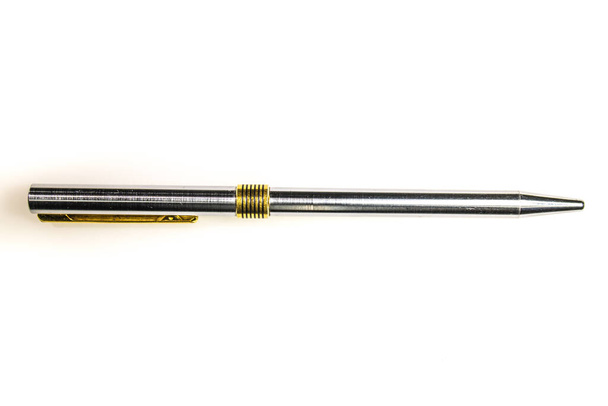 μεταλλικό στυλό, με χρυσαφί και ασημί χρώματα, σε οριζόντια θέση, σε λευκό φόντο - Φωτογραφία, εικόνα