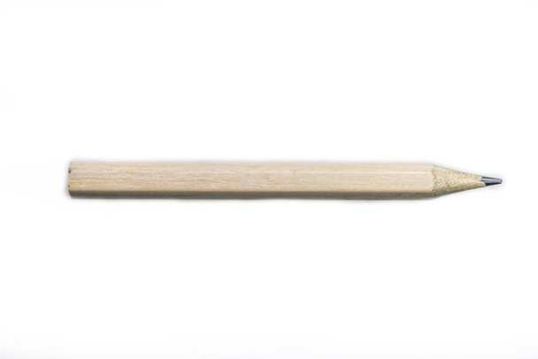 ein brauner Bleistift, in horizontaler Position, auf weißem Hintergrund - Foto, Bild