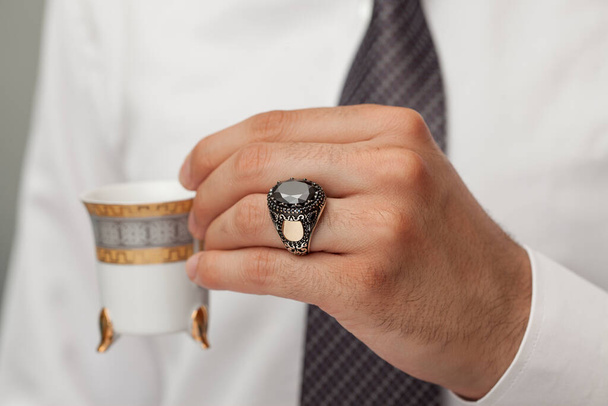 Мужская рука с серебряными кольцами на пальцах.  - Фото, изображение