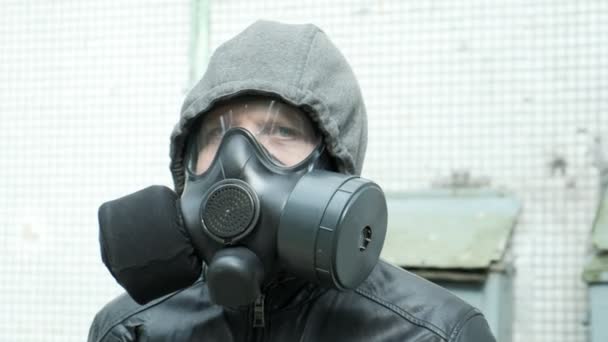 gázálarcos férfi áll a szabadban járványban. vegyi fegyver, vírusvédelem - Felvétel, videó