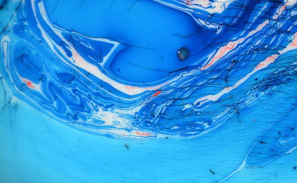Fotografien von Splash Paint.Nahaufnahme abstrakte Farbmischung aus Wasser, Acryl, Öl und Milch zur Verwendung als Hintergrundbild. Acryl-Textur mit Marmor- oder Ozeanmuster, mehrfarbiges Hintergrundfoto - Foto, Bild