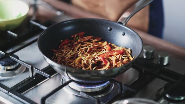 Gotować makaron i warzywa na patelni wok - Zdjęcie, obraz