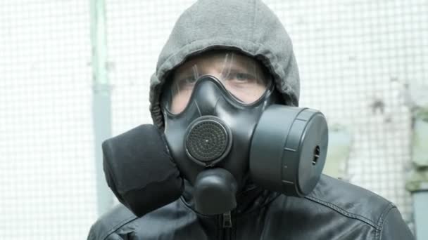 hombre con máscara de gas en la epidemia de pie al aire libre. arma química, protección contra virus
 - Metraje, vídeo