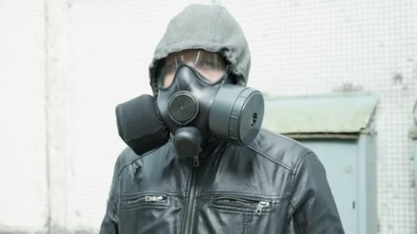 homem com máscara de gás na epidemia em pé ao ar livre. arma química, proteção do vírus
 - Filmagem, Vídeo