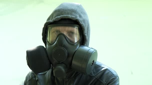 людина в газовій масці поблизу токсичного резервуара. захист від хімічної зброї, епідемія вірусів
 - Кадри, відео