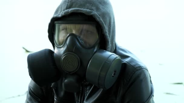 Άντρας με μάσκα αερίου κοντά σε τοξική δεξαμενή. προστασία από τα χημικά όπλα, επιδημία ιού - Πλάνα, βίντεο