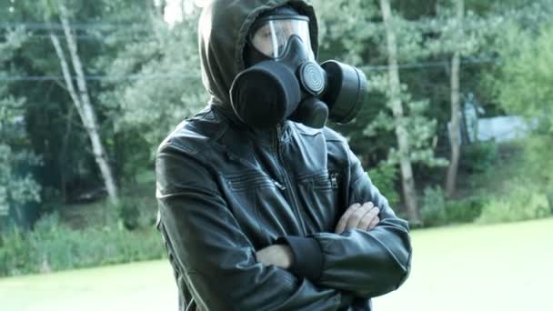 homme en masque à gaz près du réservoir toxique. protection chimique des armes, épidémie de virus - Séquence, vidéo