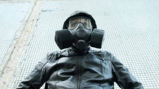 Άντρας με μάσκα αερίων σε επιδημία να στέκεται έξω. χημικό όπλο, προστασία από ιούς - Πλάνα, βίντεο