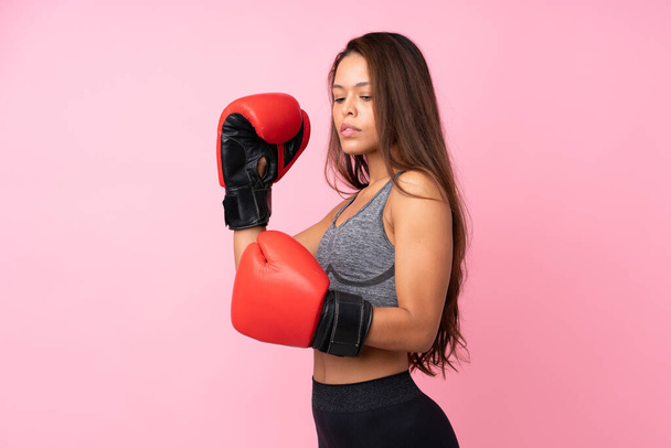 Joven deporte chica brasileña sobre fondo rosa aislado con guantes de boxeo
 - Foto, imagen