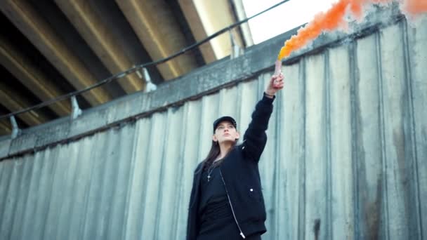 Chica protestando en la calle con una bomba de humo en la mano. Mujer sosteniendo bengala de humo
 - Imágenes, Vídeo