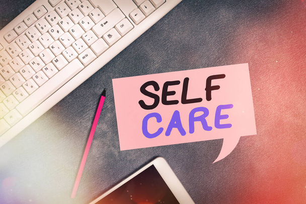 Käsiala teksti kirjallisesti Self Care. Käsitteellä tarkoitetaan käytäntöä ryhtyä toimiin yhden s säilyttämiseksi tai parantamiseksi on terveys Paperi tarvikkeet digitaalisen älypuhelimen järjestetty eri tausta. - Valokuva, kuva
