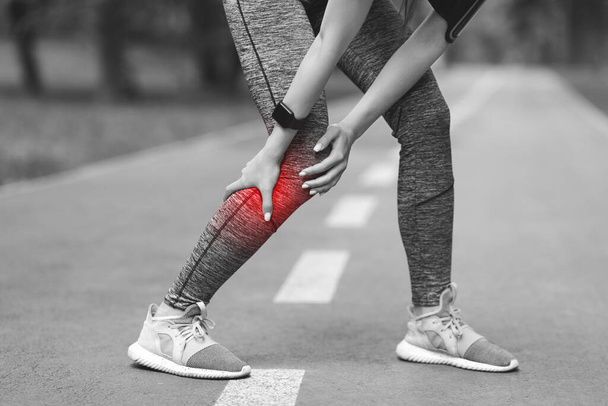 Trauma deportivo. Corredor femenino con pantorrilla lesionada masajeando doloroso músculo de la pierna al aire libre
 - Foto, imagen