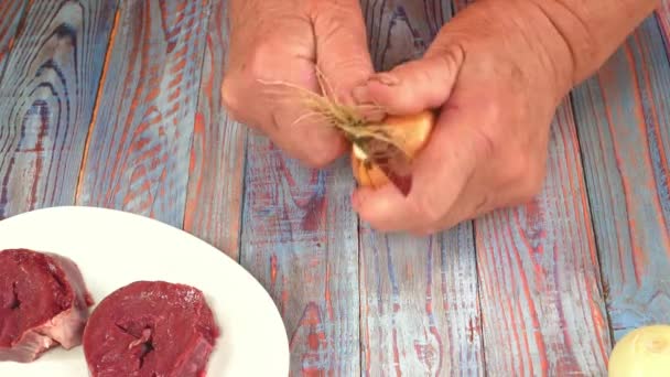 Peeling onion husks with a kitchen knife. Food photo. Culinary recipe. Menu of dishes. Home kitchen. Cooking food. Vegetables. Kitchen tool. Promotional video. Hot snack. - Footage, Video
