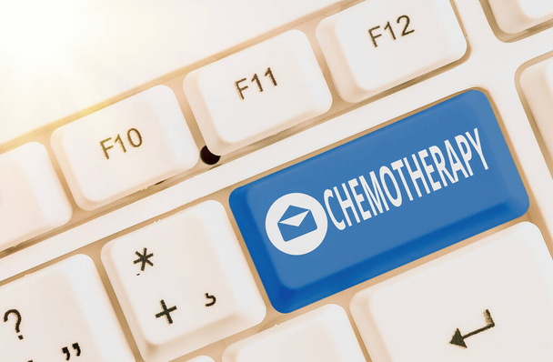 Piszę notatkę z chemioterapią. Biznesowe zdjęcie przedstawiające leczenie choroby za pomocą substancji chemicznych Kolorowy klawisz klawiatury z akcesoriami ułożonymi na pustej przestrzeni kopii. - Zdjęcie, obraz